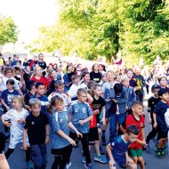 Kinder in Bewegung bringen. Das geschieht auch durch den Trikottag, an dem die Kinder Verbundenheit zu ihrem Verein zeigen. Foto: lsb h
