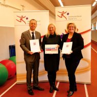 Zwei Förderbescheide überreichte Ministerin Diana Stolz an Juliane Kuhlmann und Andreas Klages.Foto: lsb h