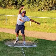 Hermann Heinz im Sommer beim Kugelstoßen. Fotos: prv/Heinz