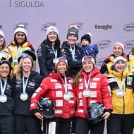 Gerade noch auf das Siegerfoto gerutscht sind Kim Kalicki und Anabel Galander (vordere Reihe von rechts in den gelben  Jacken)                Bild: Laura Lakovica /IBSF