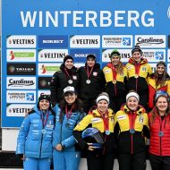 Die frisch gebackenen Junioren-Europameisterinnen Charlotte Candrix und Lena Brunnhübner grüßen auch nach diesem Rennen vom obersten Podestplatz (obere Reihe 3 und 4 von links in den gelben Jacken)                Bild: Dietmar Rieker