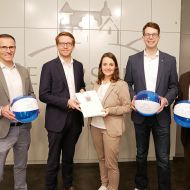 Staatssekretär Michael Ruhl (2. v. l.) überreicht der Petersberger Bürgermeisterin Claudia Brandes einen Förderbescheid über eine Million Euro für die Sanierung des Schwimmbades im Waidesgrund                  Bild: Sebastian Kircher - Gemeinde Petersberg