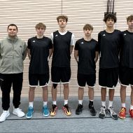 Folgende 5 Spieler schafften den Sprung auf die DBB-Kaderliste:

•	Christoph Gördes (Eintracht Frankfurt / SKYLINERS)
•	Maurice Hölterhoff (Eintracht Frankfurt / SKYLINERS)
•	Luca Noel Nickel (BBA 46ers Gießen)
•	Elias Milan Genius (BBA 46ers Gießen)
•	Elias Köppen (TV Babenhausen / Team Südhessen)
                Bild: Spissinger