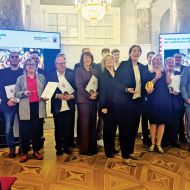 Gut gelaunte Preisträgerinnen und Preisträger. Unter den Ausgezeichneten waren auch die beiden Ehrensportkreisvorsitzenden Hein-Peter Möller (SK Fulda-Hünfeld) und Werner Eifert (SK Vogelsberg). Foto: Harald Piaskowski