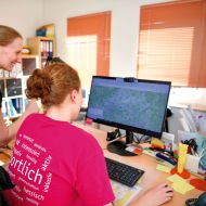 Eine Freiwillige wird von ihrer pädagogischen Betreuung unterstützt.Foto: Kai Peters/SJH