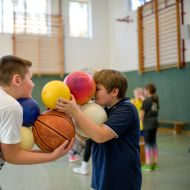 Einfache &Uuml;bungen f&ouml;rdern den Teamgeist und die Pers&ouml;nlichkeiten der jungen Sportler*innen.
                Bild: SJH