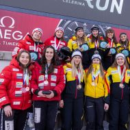 Sechs strahlende Damenteams freuen sich über ihr gutes Abschneiden bei der Junioren Weltmeisterschaft. Mitten drin in der oberen Reihe Charlotte Candrix und Lena Brunnhübner (Dritte und Vierte von links)                Bild: Marlon Tramèr       Olympia  Bob Run