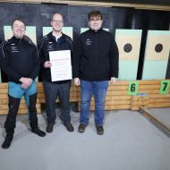 lsb h Förderurkunde für Schützenverein Hundsbach - v. l. Manuel Ihlau (Vorsitzender), Sebastian Dänner (stellvertretender Bezirksschützenmeister) und Jakob Will (Jugendwart)                  Bild: Harald Piaskowski