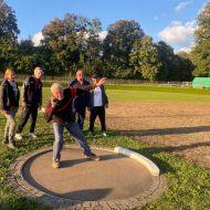 Aufmerksam beobachtet von seinen Trainingsfreunden versucht Werner König aus Michelstadt seine Leistung im Kugelstoßen zu verbessern                Bild: Sportkreis Odenwald