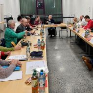 Sportkreisvorsitzender Hans Böhl diskutiert mit Politikern des Main-Taunus-Kreises anlässlich der bevorstehenden Kommunalwahlen.                Bild: Kathrin Zimmermann