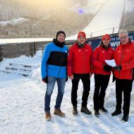Übergabe im Auslauf der Mühlenkopfschanze (von links): Matthias Schäfer (Fachdienst Sport des Landkreises), Ski-Club Präsident Jörn Kesper, Vereinsgeschäftsführer Markus Hensel und Sportkreis-Chef Uwe Steuber                Bild: Marius Lahme