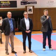 V.l.: Markus Emmerich (1. Bushido Zanshin Mörlenbach e.V.) , Erik Kadesch (Bürgermeister von Mörlenbach),  Reinhard Schmidt-Eckhardt (Präsident des Hessischen Fachverbandes Karate e.V.), sowie zwei Kampfrichter                Bild: Martina Bier (HFK Pressereferentin) für den HFK