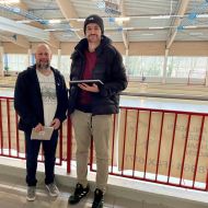 Gerald Gräser (Vorsitzender der TGS 1886 Langenhain e.V.) und Energie- und Sportstättenberater Malik Walters in der Wilhelm-Busch-Halle in Hofheim-Langenhain                Bild: Kathrin Zimmermann