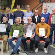 Anfang des neuen Jahres 2026 in großer Runde bei den Vereinsgesprächen in der Kreissporthalle des Main-Taunus-Kreises: Sportkreisvorsitzender Hans Böhl (hinten links) und Sportkreisvorstand Richard Grützner (hinten rechts) mit Vertreterinnen und Vertretern der Sportvereine Turn- und Sportgemeinde Sulzbach, Tennis Westerbach Eschborn, Turnverein Hofheim, Schützengesellschaft Okriftel, Turnverein Wallau, Schützengesellschaft Okriftel, Turn- und Sportverein Kriftel, Turngemeinde Schwalbach.                Bild: Marion Polydore