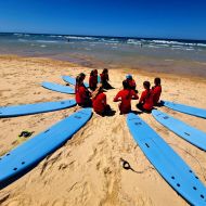Ein Surfkurs am Atlantik. Eine der vielen Optionen, die das Camp in der Bretagne bereit hält.Foto: SJH