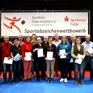 Ehrung der langjährigen Sportabzeichen-Prüferinnen und -Prüfer durch den Vorsitzenden des Sportkreis und derSportabzeichen-Beauftragten Halrald und Elke Piaskowski                Bild: Charlie Rolff