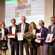 Das Foto zeigt (von links): Schulleiterin Carolin Kubbe, Dr. Ingo Wiedemeier (Vorstandsvorsitzender der Frankfurter Sparkasse), Bildungsminister Armin Schwarz, Jana Becker, Ann Kathrin Linsenhoff (Sportbeauftragte des Landes Hessen) und Olympiast&uuml;tzpunktleiter Markus Kremin.
&nbsp;
                Bild: lsb h