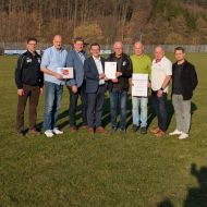 Frederik Schmitt (vierter v. r.) übergibt den Landkreis-Förderbescheid an Ferdinand Reinhard - Paul Vogel (dritter v. l.) hat die lsb h Förderurkunde vom Sportkreis-Team übernommen                Bild: Gemeinde Hofbieber - Presseabteilung