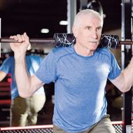 Mit Langhanteln trainierten fr&uuml;her vor allem junge Menschen. Mittlerweile werden sie auch immer &ouml;fter von &Auml;lteren genutzt. Maximalkraft&uuml;bungen sind in jeder Lebens-phase sinnvoll &ndash; auch Hochaltrige k&ouml;nnen davon profitieren.
&nbsp;
                Bild: Shutterstock