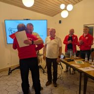 Thomas Plur - stellvertretender Sportkreisvorsitzender - gratuliert Peter Happ  und überreicht die lsb h Urkunde                Bild: SG RW Büchenberg