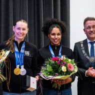 v.l. Laura Nolte, Deborah Levi, Oberbürgermeister Manfred Wagner                Bild: Oliver Vogler Photography
