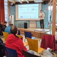 Start in einen Workshop mit geballtem Input: Referent Marc Mercurio begrüßt die Teilnehmenden im Camp Edersee der Sportjugend.                Bild: Gundi Friedrich/lsbh