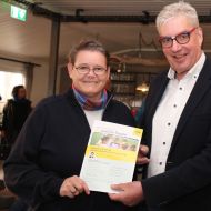 Fachfrau für Versicherungsfragen im Sport: Ursula Schülzgen von der Arag mit Sportkreischef Uwe Steuber.                 Bild: Gerhard Menkel