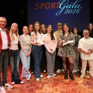 Die Sport-Champions: Landrat Thomas Will (links) und Sportkreis-Vorsitzender Dr. Eckhard Stein ehrten bei der Sportgala Viktoria Zimmermann vom Rüsselsheimer Ruder-Klub, Christian Klein vom Power Gym Wiesbaden und die Tanzgruppe „Energy" des Turnvereins 1846 Groß-Gerau als Sportlerin, Sportler und Mannschaft des Jahres 2025                Bild: Kreisverwaltung Groß-Gerau
