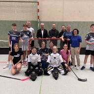 Spielerinnen und Spieler des Edersee Sharks Team, mit denen zukünftig Menschen mit Inklusionshintergrund trainieren werden. In der Mitte von links: Uwe Steuber, Marius Hamel, Michael Gressler, Stefan Schäfer und Johanna Ochs.                Bild: Sportkreis Waldeck-Frankenberg
