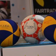 Seitens der Sparkasse und der Stadt Fulda wurden 100 "Faire Bälle" gesponsert, die die Teilnehmenden des Sportkreistages und der Mitgliederversammlung des Sportverband Stadt Fulda am 25. März aus den Händen der Mitarbeitenden des Agenda-Büro erhielten.                Bild: Pressestelle Stadt Fulda - Johannes Heller