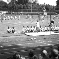 In der Hessenkampfbahn wurde früher viel geturnt. Zudem fanden hier Spiele der Endrunde um die Deutsche Fußballmeisterschaft statt. Heute wird die Anlage vor allem für Breiten- und Schulsport genutzt.Foto: Stadtarchiv Kassel, 0.517.969, Carl Eberth