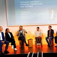 Ein Teil der Referentinnen und Referenten des 8. Sportethischen Fachtags bei der Schlussrunde (von links): Thorsten Latzel, Sabine Radtke, Johannes Eurich, Nico Dreimüller, Benedikt Ewald, Ronny Blaschke, Marina Mohnen und Thomas Abel.		Foto: Albert Mehl