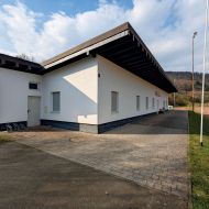 Der marode Ascheplatz in Hatzfeld im Sportkreis Waldeck-Frankenberg kann nur noch bedingt für den Trainings- und Spielbetrieb genutzt werden. Das moderne Vereinsheim wird deshalb immer seltener genutzt.Fotos: TSV Hatzfeld