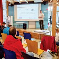 Start in einen Workshop mit geballtem Input: Referent Marc Mercurio begrüßt die Teilnehmenden im Camp Edersee der Sportjugend. Foto: lsb h