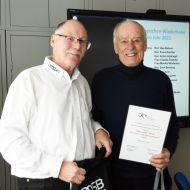 Dr. Hans-Jürgen Meske (rechts) ist von Sportkreis-Referent Peter Kohl für 60 erfolgreich abgelegte Sportabzeichen-Prüfungen geehrt worden.                 Bild: Gerhard Strohmann