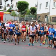 das Foto zeigt einen Laufwettbewerb auf dem Dorf