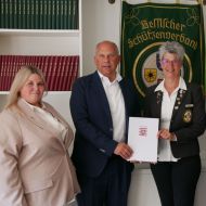 Übergabe des Förderbescheids: (von links) Projektleiterin "Schützen im Dialog" M