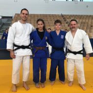 Man sieht die zwei Nominierten Luisa Stock und Aaron Keller neben den Trainern