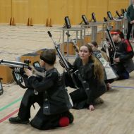 Teilnehmer der Hessischen Meisterschaften Lichtschießen im Wettkampf.