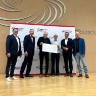 Symbolische Scheckübergabe im Kreishaus

(v.l.n.r.) Jörg Wagner (Vorsitzender Sportkreis), Landrat Oliver Qulilling, Peter Dinkel (Ehrenvorsitzender Sportkreis), Susanne Meißner (Leiterin staatl. Schulamt Offenbach), Kreisbeigeordneter Alexander Böhn, Jürgen Weil (Stadt Offenbach)                Bild: Sportkreis Offenbach e.V.