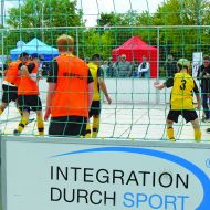 Das Bundesprogramm &bdquo;Integration durch Sport&ldquo; spielt in Hessen eine gro&szlig;e Rolle. Seit 2002 richtet es sich an alle Menschen, die sich am Rande der Gesell-
schaft befinden.
&nbsp;
                Bild: LSBH