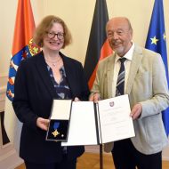Georg Komma hat in Wiesbaden von Staatssekretärin Karin Hechler den Hessischen Verdienstorden am Bande verliehen bekommen.                 Bild: Gerhard Strohmann