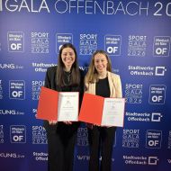 Die ersten Preisträgerinnen des neuen Jugend-Engagement-Preises "Jes": Anna-Lena Tascidis (links) und Jessica Walther (beide TGS Bieber 1900 e.V.)                Bild: Sportkreis Offenbach e.V.