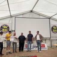 Der RSC Bimbach hat sein "Förderkonto" beim lsb h komplett abgeräumt. Für den Bau einer Halle hat der Vereinsvorsitzende Frank Scheiber - zweiter von links im gelben Trikot -  die lsb h Förderurkunde über 7.500 Euro  erhalten.                Bild: RSC Bimbach