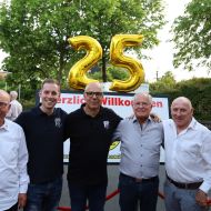 Bestens organisierte Begrüßung der Gäste mit Fotoshooting für das Jubiläumsalbum. V. l.: Sportkreis-Ehrenvorsitzender Hein-Peter Möller, SC-Vize Leonhard Höfer, Holger Quanz - SC-Vorsitzender, Theodor Kohlmann - stv. Bürgermeister a. D., Sportkreisvorsitzender Harald Piaskowski                 Bild: Wolfgang Budenz - SC Eitra Dynamit Eiterfeld