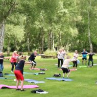 Sport im Park, wörtlich genommen: Diese Frauen und Männer gehen in Frankenberg in die Hocke.                 Bild: Marius Hamel