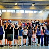 Die Reichenberg-Schule in Reichelsheim (Odenwald) kooperiert mit mehreren Vereinen. Dadurch können sich die Schüler*innen beispielsweise beim Basketball ausprobieren.Foto: Reichenberg-Schule