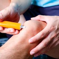 Viele Sportlerinnen und Sportler greifen regelmäßig zu Schmerzmitteln. Bei Verletzungen macht das Sinn, aber prophylaktisch sollten Voltaren und Co. nicht eingesetzt werden.
            Foto: Shutterstock