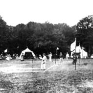 Die gezeigte Tennisfotografie mit dem Titel „The first Lawn Tennis at Homburg“ ist wahrscheinlich die wohl älteste in ganz Europa. Aufgenommen wurde sie vom Hoffotografen Voigt im Jahr 1876. Quelle: Stadtarchiv Bad Homburg
