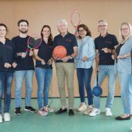 Gemeinsam am Ball sind Vorstand und Geschäftstelle des Sportkreises Wetterau um Vorsitzenden Jörg K. Wulf (Mitte, mit Ball). Weiterhin von links: Anja Stoll-Kaiser, Arne Kapell, Julia Tauber, Servet Yildirim, Thomas Golla, Lena Schubert und Katja Zielinski-Guthe.                Bild: Ralf Wächter